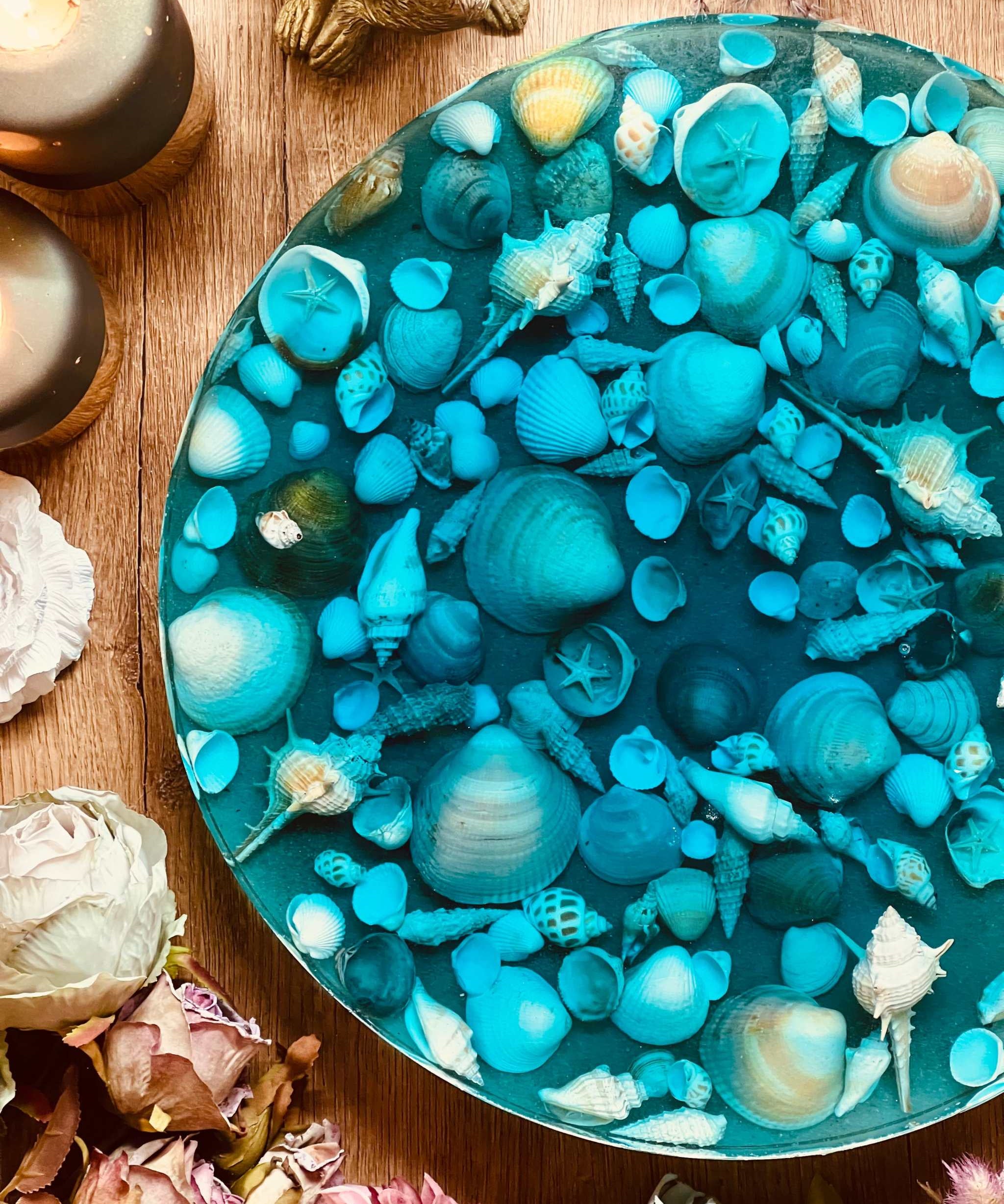 Handgemachtes Resin-Tablett im Ocean-Design mit echten Muscheln, Durchmesser 35cm, dekoratives Unikat