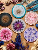 Tablett aus Resin in bunten Designs mit goldenen Details