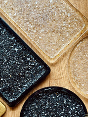 Tablett Set aus Resin mit druzy Oberfläche in schwarz und beige, handgemachte dekorative Unikate in rechteckiger und runder Form