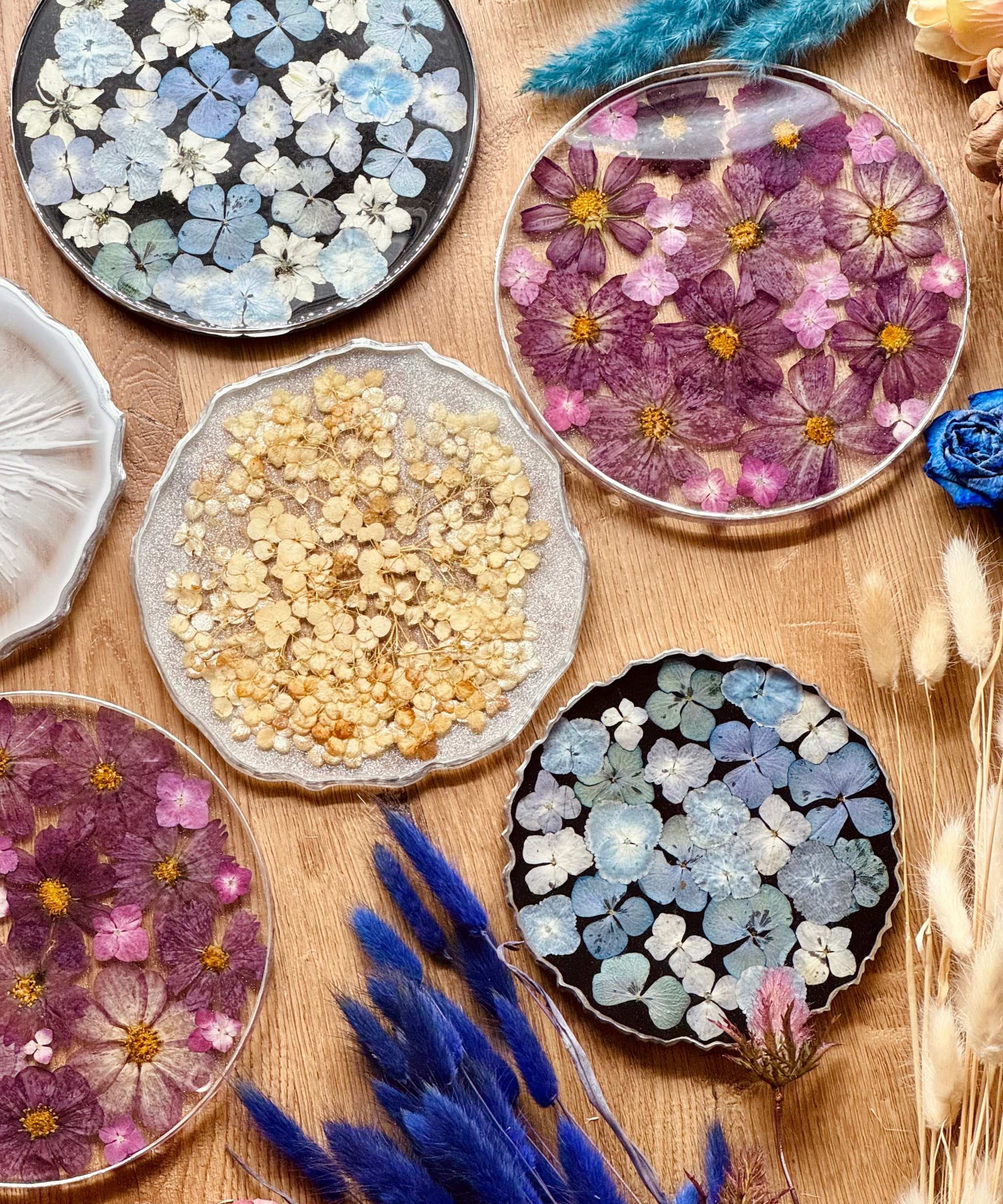 Handgemachte runde Tabletts aus Resin mit echten Blumen und silbernen Details als dekoratives Unikat