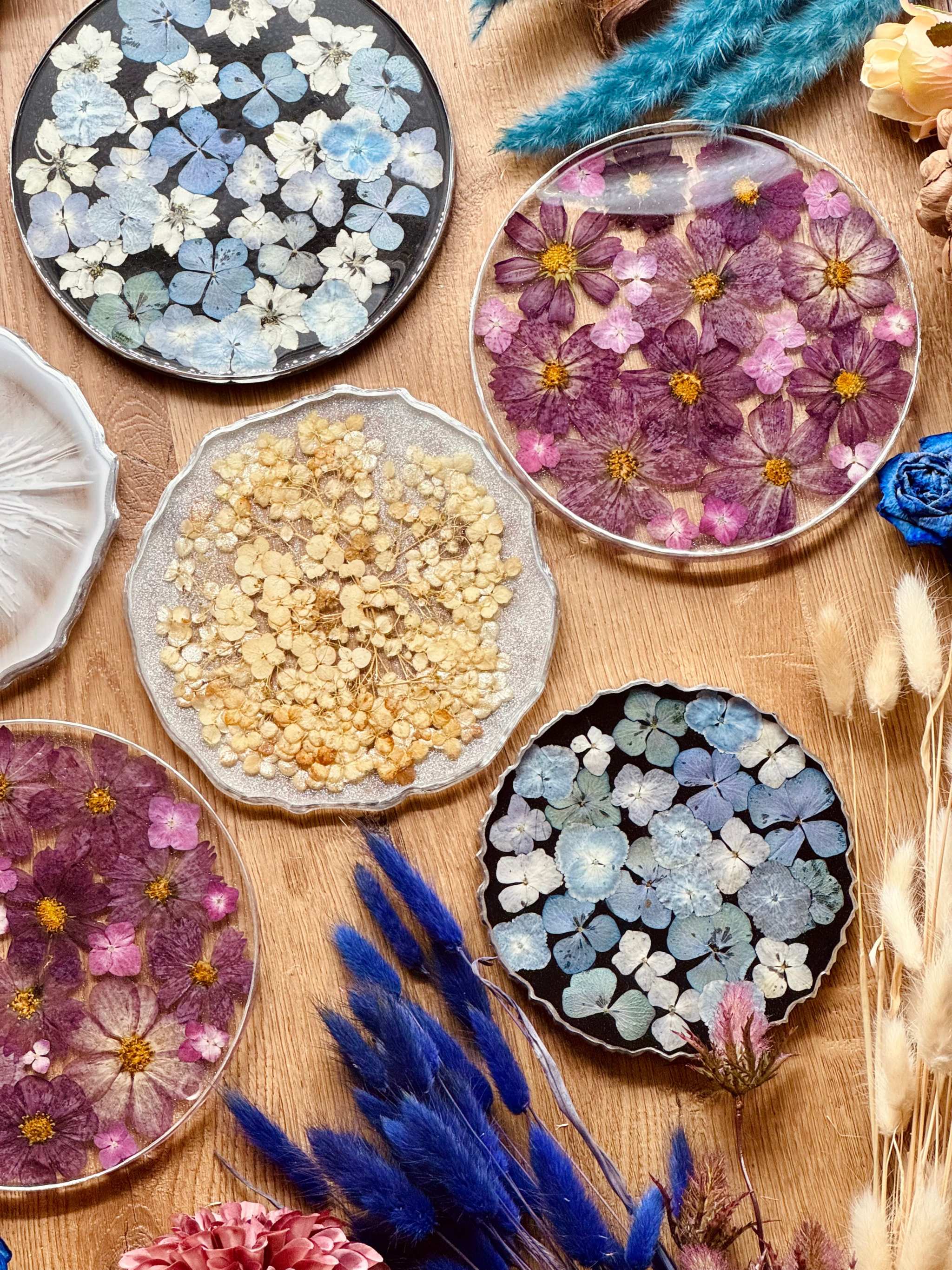 Handgemachte runde Tabletts aus Resin mit echten Blumen und silbernen Details als dekoratives Unikat