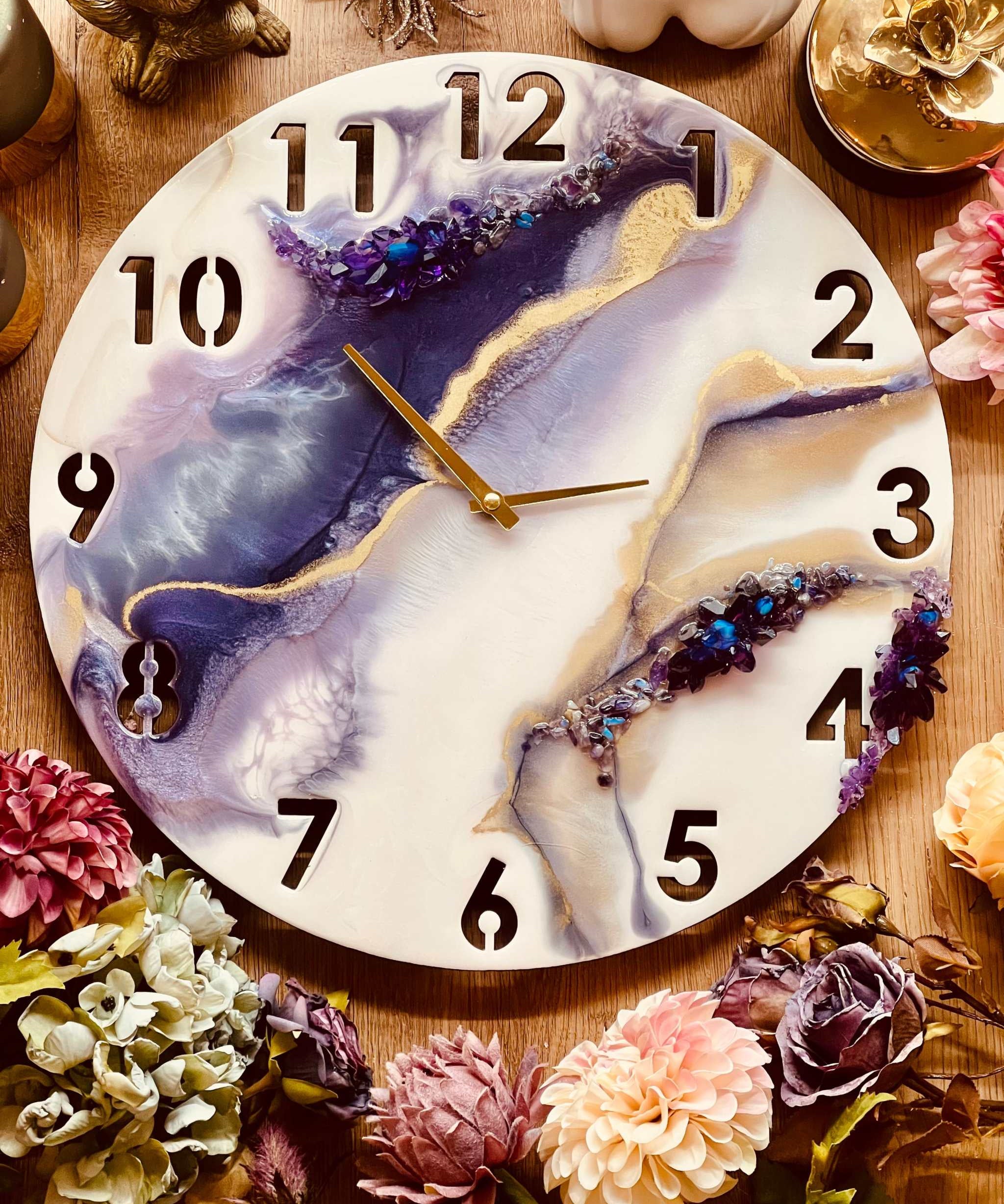Handgefertigte Resin Uhr in Weiss, Lila und Gold mit Kristallen und Geode Art Design, 40 cm Durchmesser, dekorativ und einzigartig