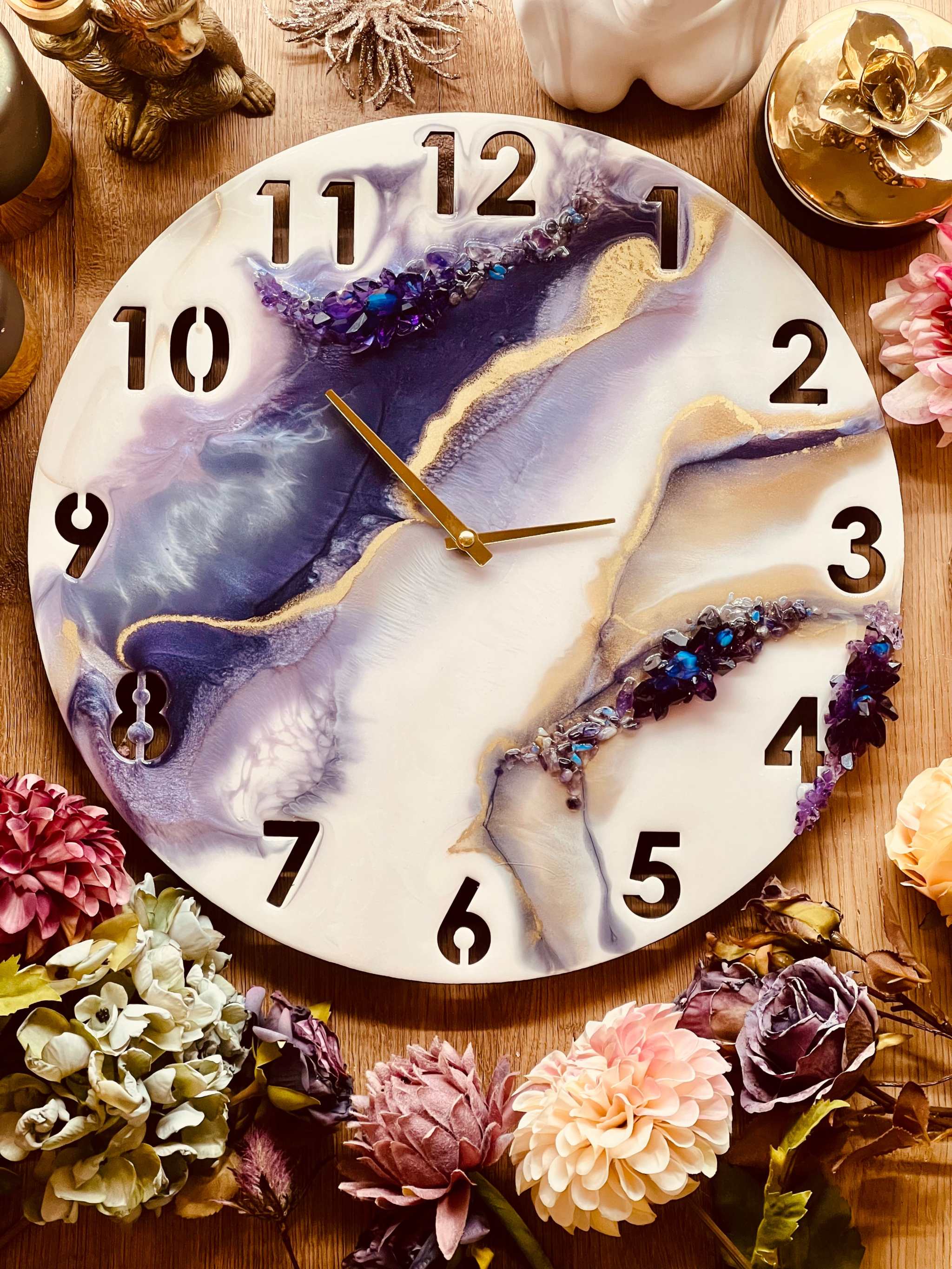 Handgefertigte Resin Uhr in Weiss, Lila und Gold mit Kristallen und Geode Art Design, 40 cm Durchmesser, dekorativ und einzigartig