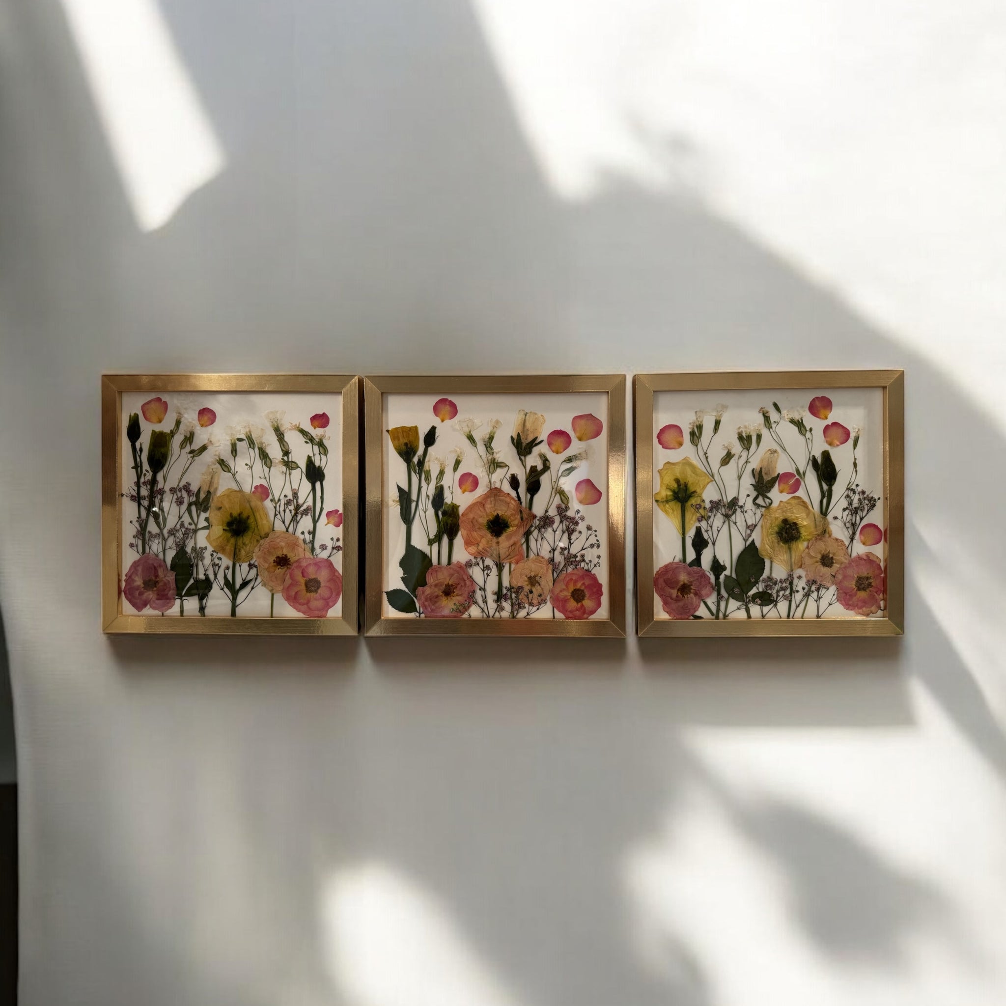 Bilderrahmen Collage zur Hochzeit: Getrocknete Blumen deines Brautstraußes kunstvoll in drei Bildern arrangiert. Handgemacht und einzigartig.