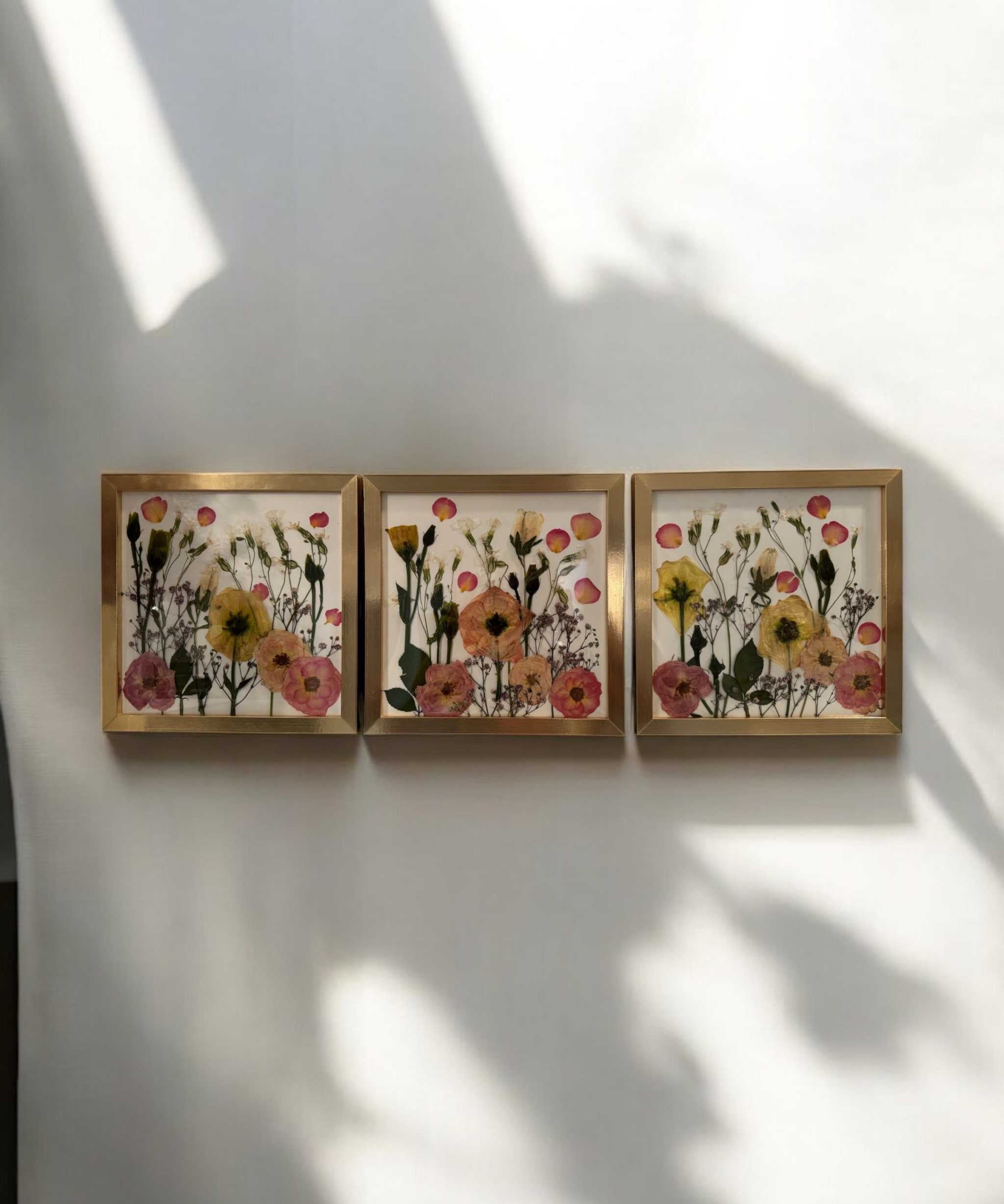 Bilderrahmen Collage zur Hochzeit: Getrocknete Blumen deines Brautstraußes kunstvoll in drei Bildern arrangiert. Handgemacht und einzigartig.