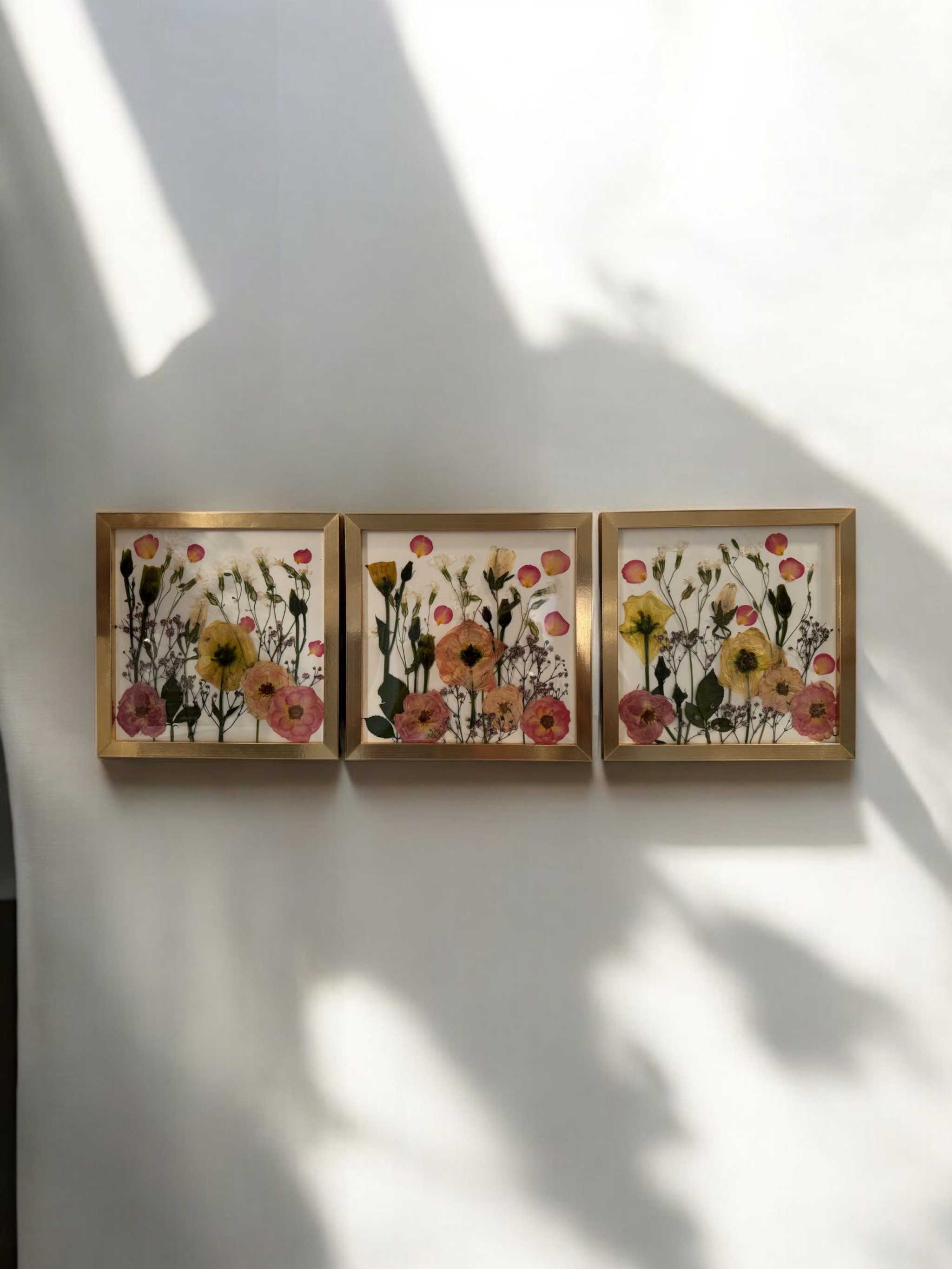 Bilderrahmen Collage zur Hochzeit: Getrocknete Blumen deines Brautstraußes kunstvoll in drei Bildern arrangiert. Handgemacht und einzigartig.