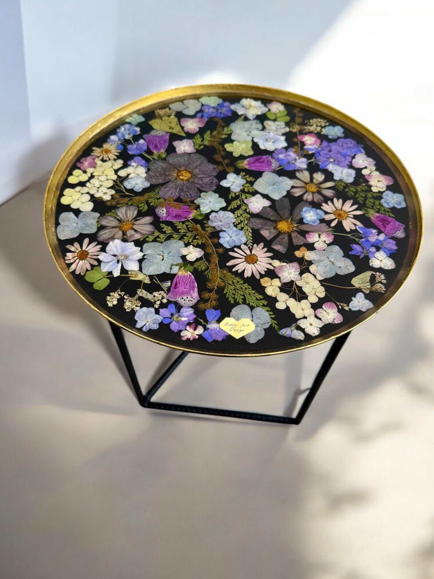 Blumenreicher Epoxidharz Couchtisch mit farbenfroher Oberfläche, 31 cm breit, 38 cm hoch, robust & pflegeleicht mit glänzender Oberfläche