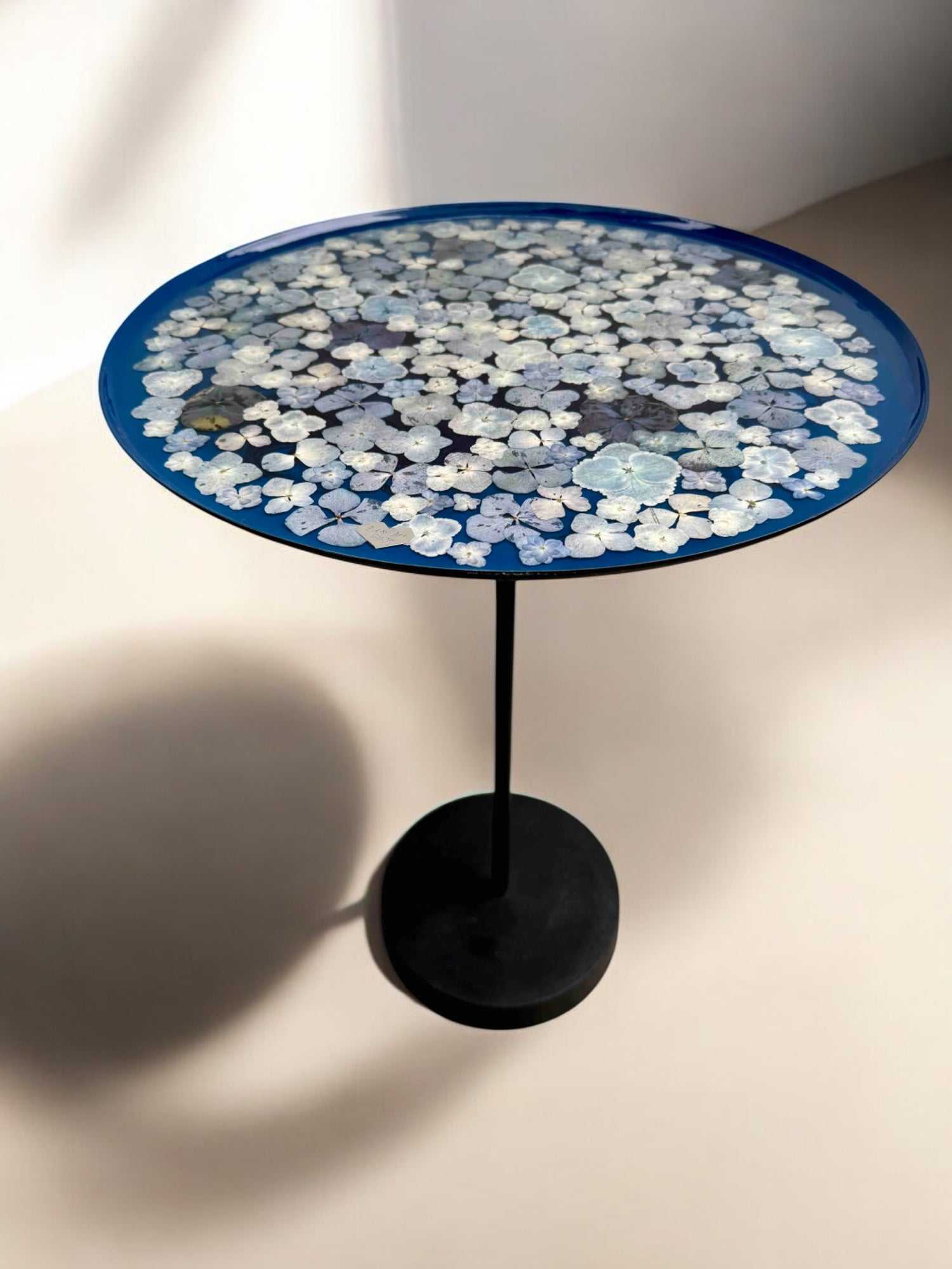 Blumiger Epoxidharz Couchtisch mit Hortensien, 40x58 cm, perfekt für stilvolle Wohnräume oder als romantischer Hingucker