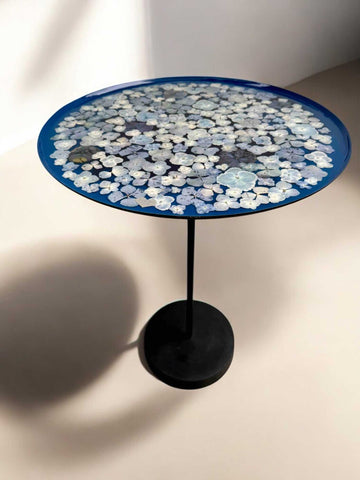 Blumiger Epoxidharz Couchtisch mit Hortensien, 40x58 cm, perfekt für stilvolle Wohnräume oder als romantischer Hingucker