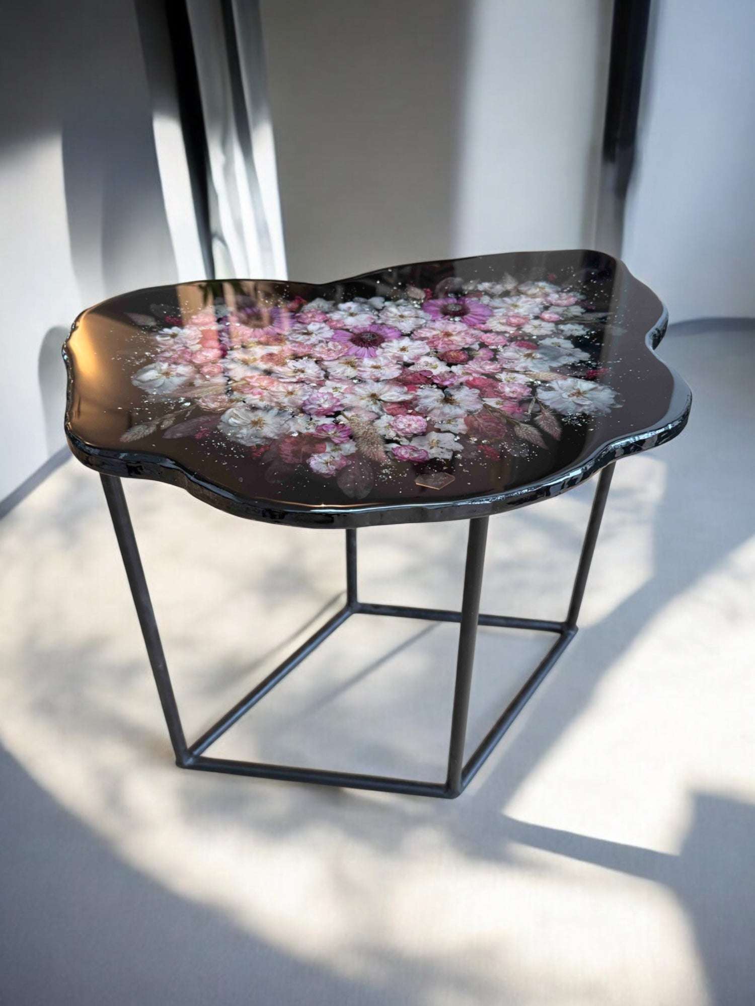 Brautstrauß Couchtisch - Brautstrauß konservieren – Epoxidharz Couchtisch mit Blattgold, Glitzer und persönlichen Blüten