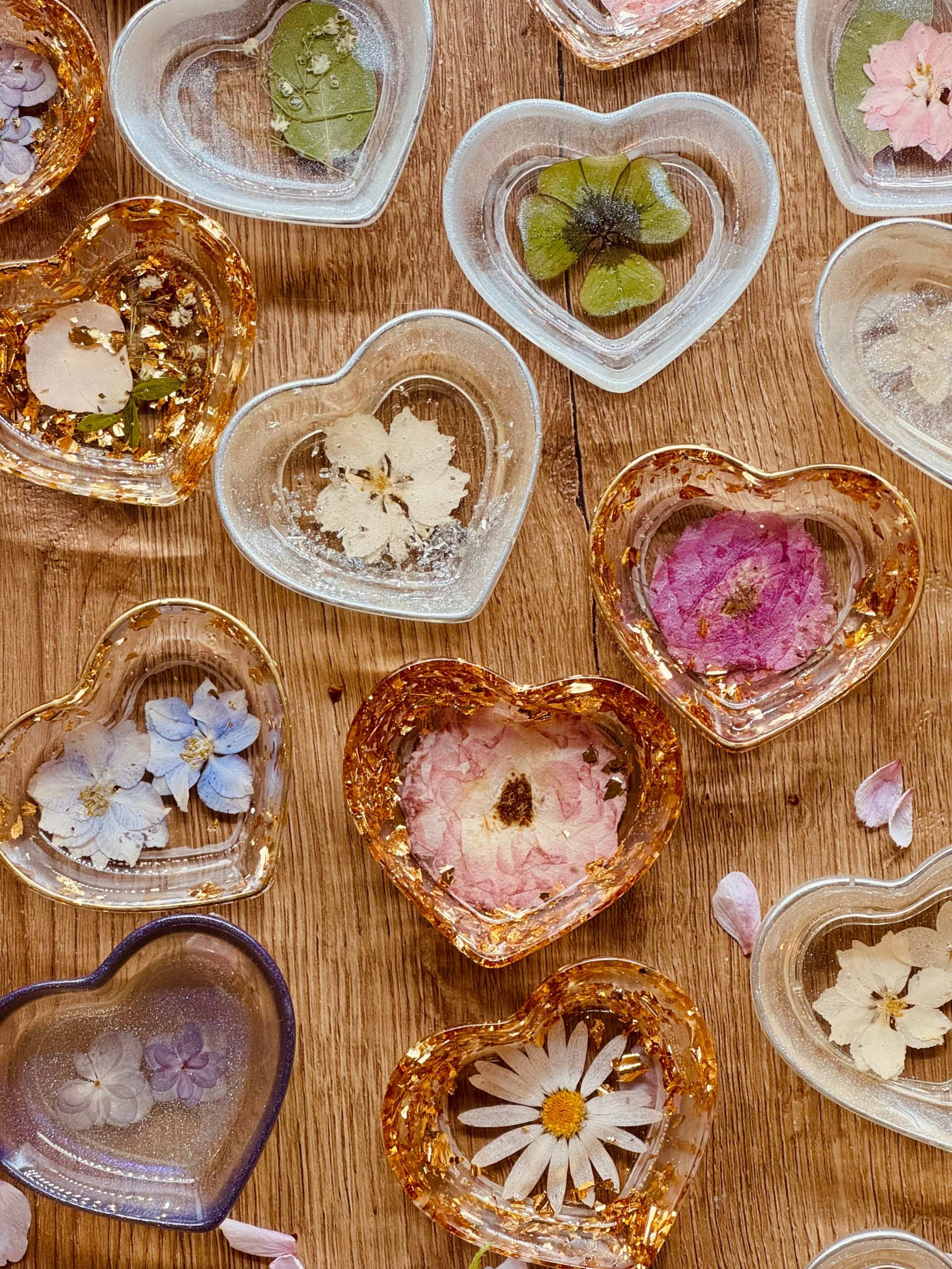 Brautstrau_konservieren_Herzschale_mit_echten_Blumen_Hochzeitsblumen.Schmuckschale mit Blattsilber in Herzform, 8 cm Durchmesser, ein elegantes, handgefertigtes Kunstwerk für Ringe und kleine Accessoires