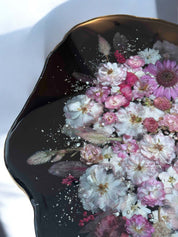 Brautstrauß Couchtisch - Brautstrauß konservieren – handgefertigter Epoxidharz Couchtisch mit klarer Kante und floralen Details