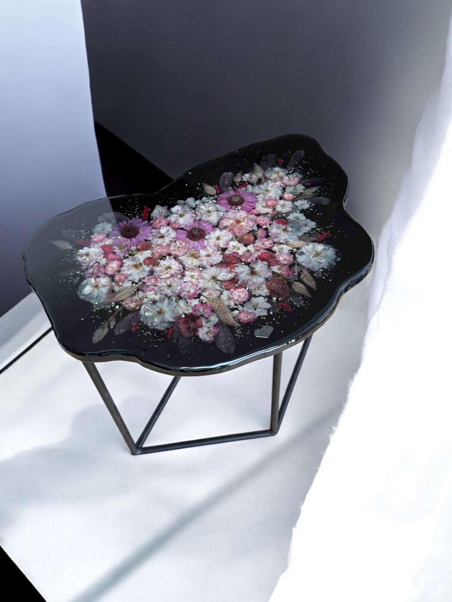 Brautstrauß Couchtisch - Brautstrauß konservieren – individueller Epoxidharz Couchtisch mit echten Hochzeitsblumen in nierenförmiger Form