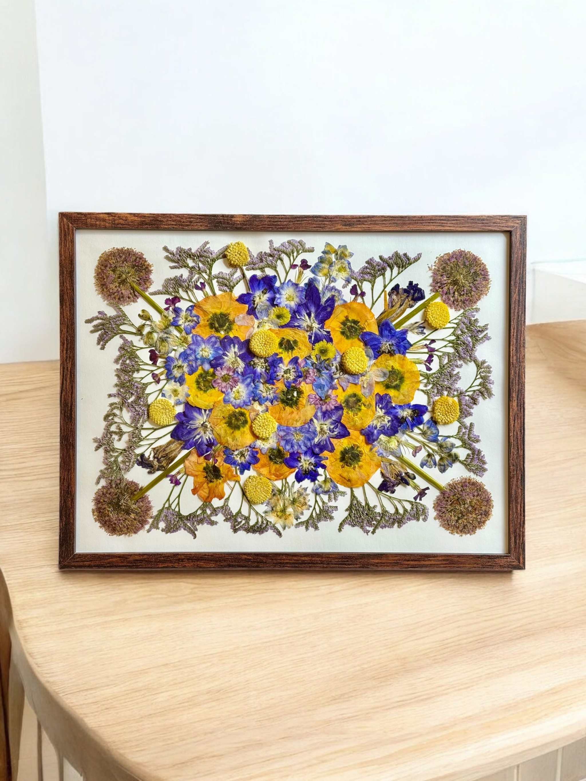 Konservierter Brautstrauß im Bilderrahmen in Eiche, natürliche Farbwirkung der getrockneten Blüten