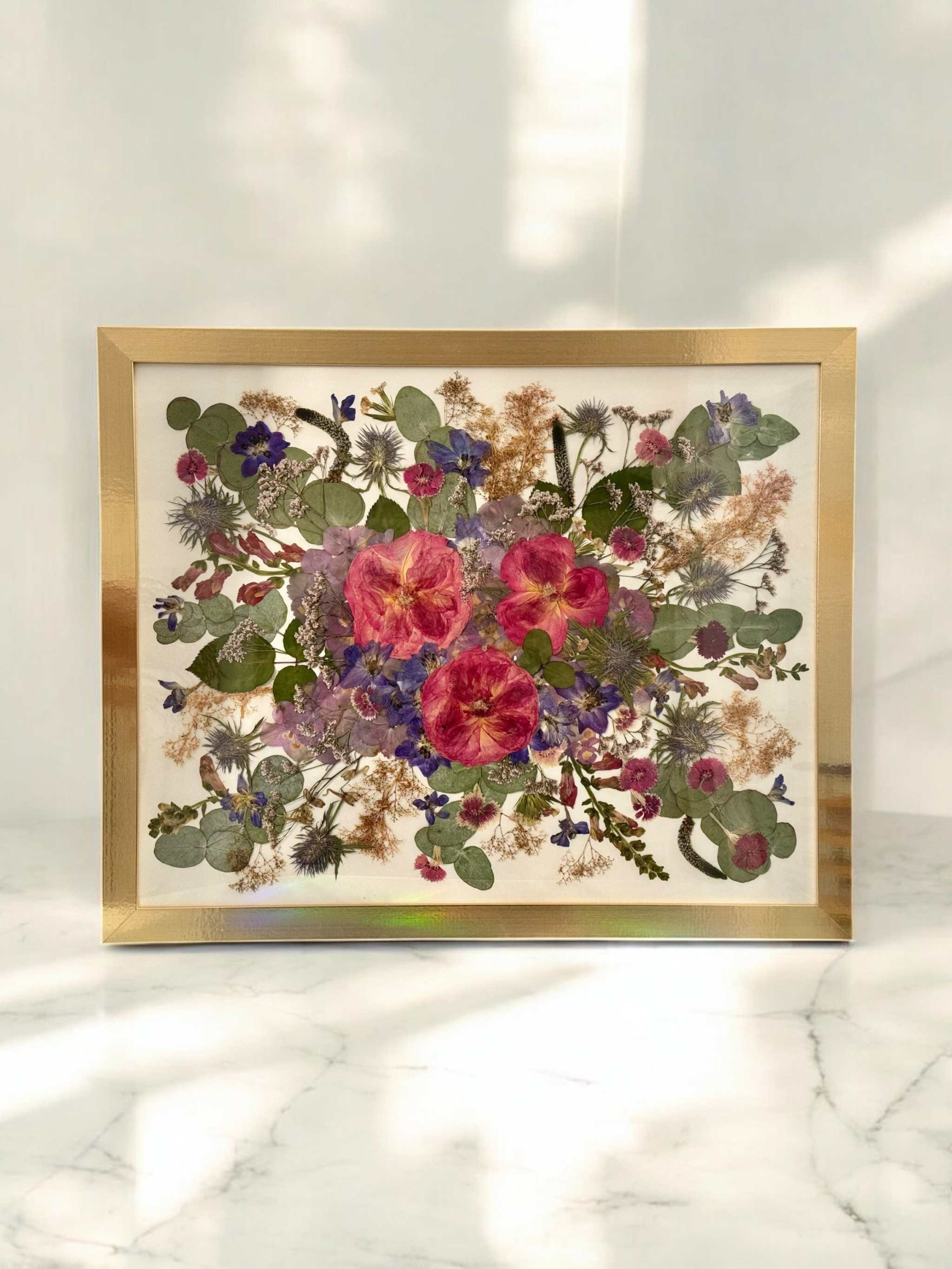 Brautstrauß konservieren im modernen schwarzen Bilderrahmen mit klarer, stilvoller Gestaltung