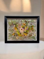 Konservierter Brautstrauß im Bilderrahmen in Weiß, liebevoll arrangierte Hochzeitsblumen aus der Brautstrauß Konservierung