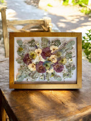 Brautstrauß konservieren als Wandkunst mit harmonischem Blumenarrangement und Hochzeitsdatum