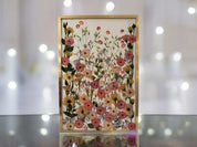 Detailaufnahme von gepressten Hochzeitsblumen im Bilderrahmen aus der Brautstrauß Konservierung