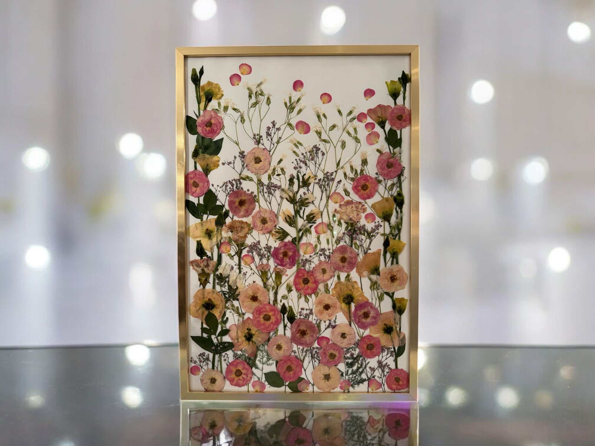 Detailaufnahme von gepressten Hochzeitsblumen im Bilderrahmen aus der Brautstrauß Konservierung