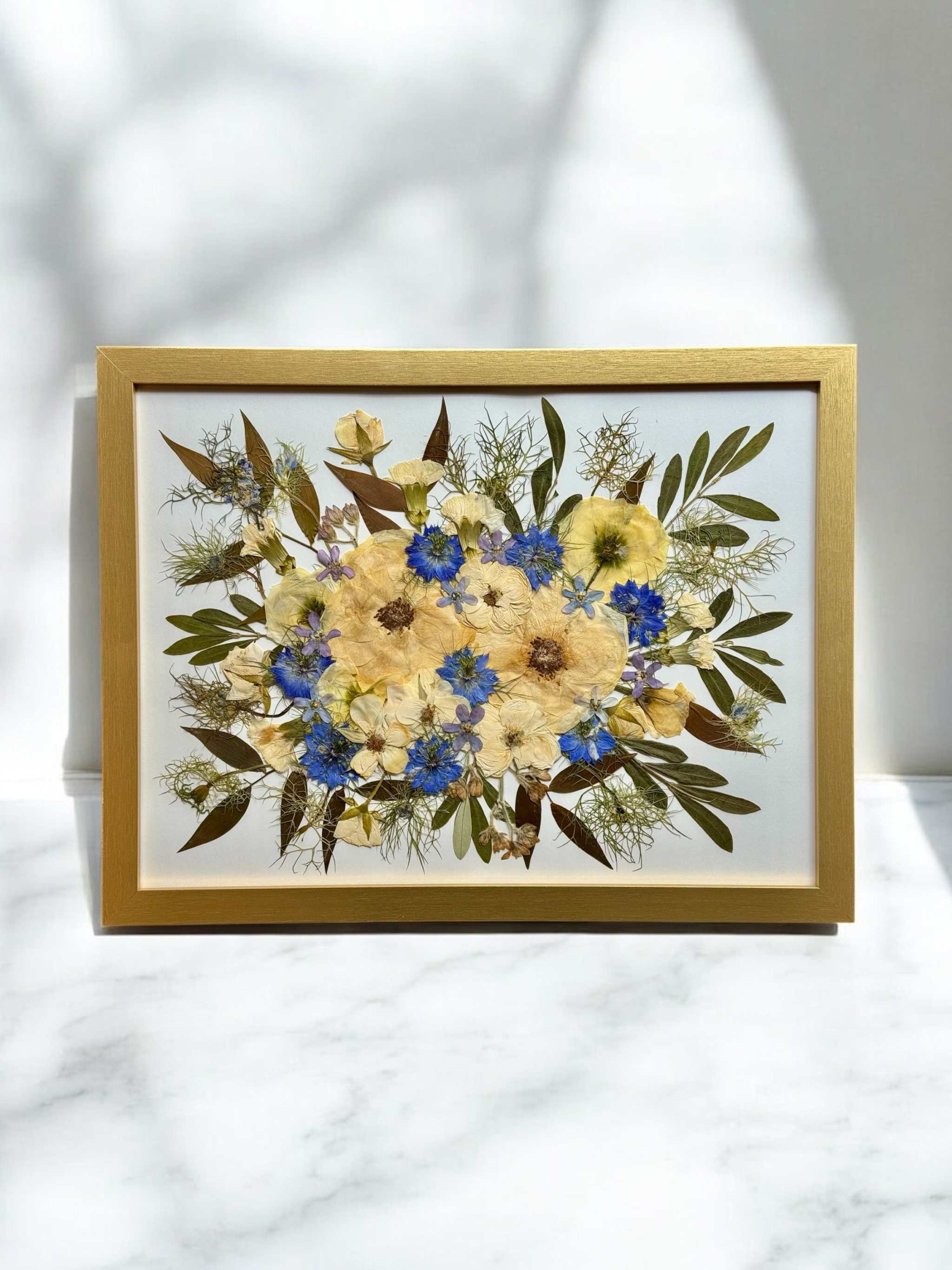 Brautstrauß konservieren im Bilderrahmen mit minimalistischem Design und weißem Passepartout