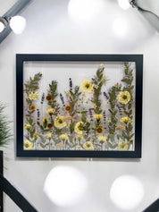 Großformatiger konservierter Brautstrauß im Bilderrahmen mit edler Goldoptik