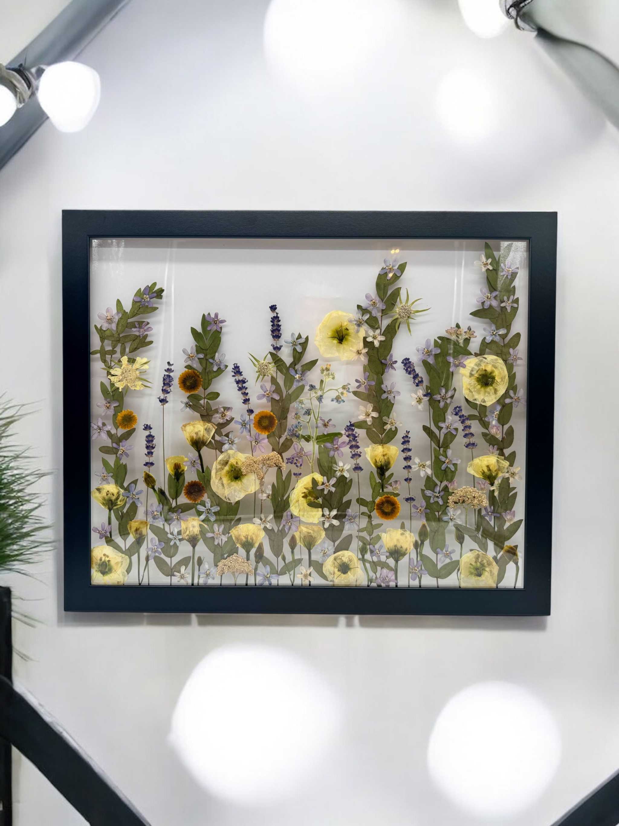 Großformatiger konservierter Brautstrauß im Bilderrahmen mit edler Goldoptik