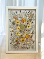 Konservierter Brautstrauß im Bilderrahmen mit modernem Layout und luftiger Blütenanordnung