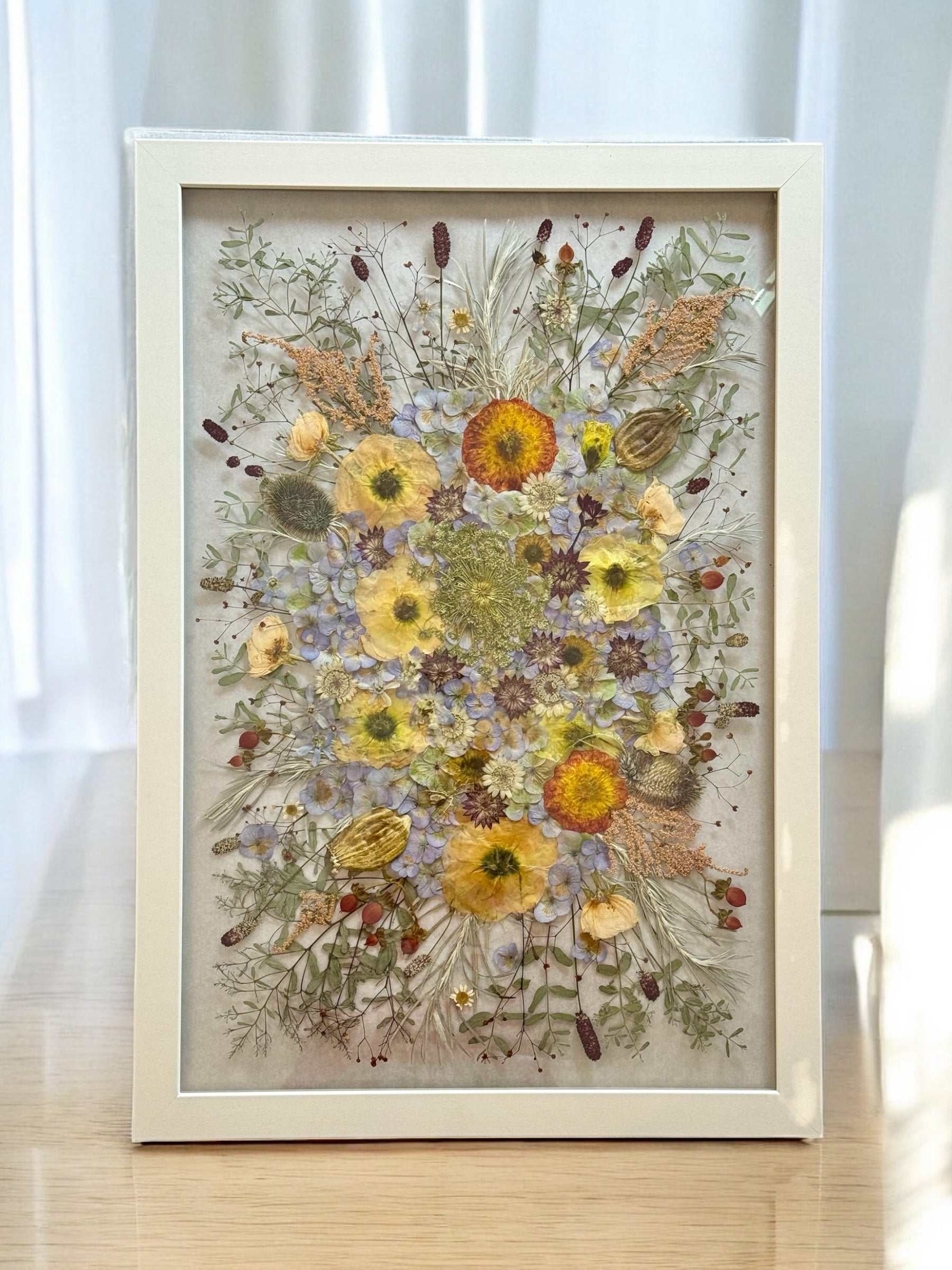 Konservierter Brautstrauß im Bilderrahmen mit modernem Layout und luftiger Blütenanordnung