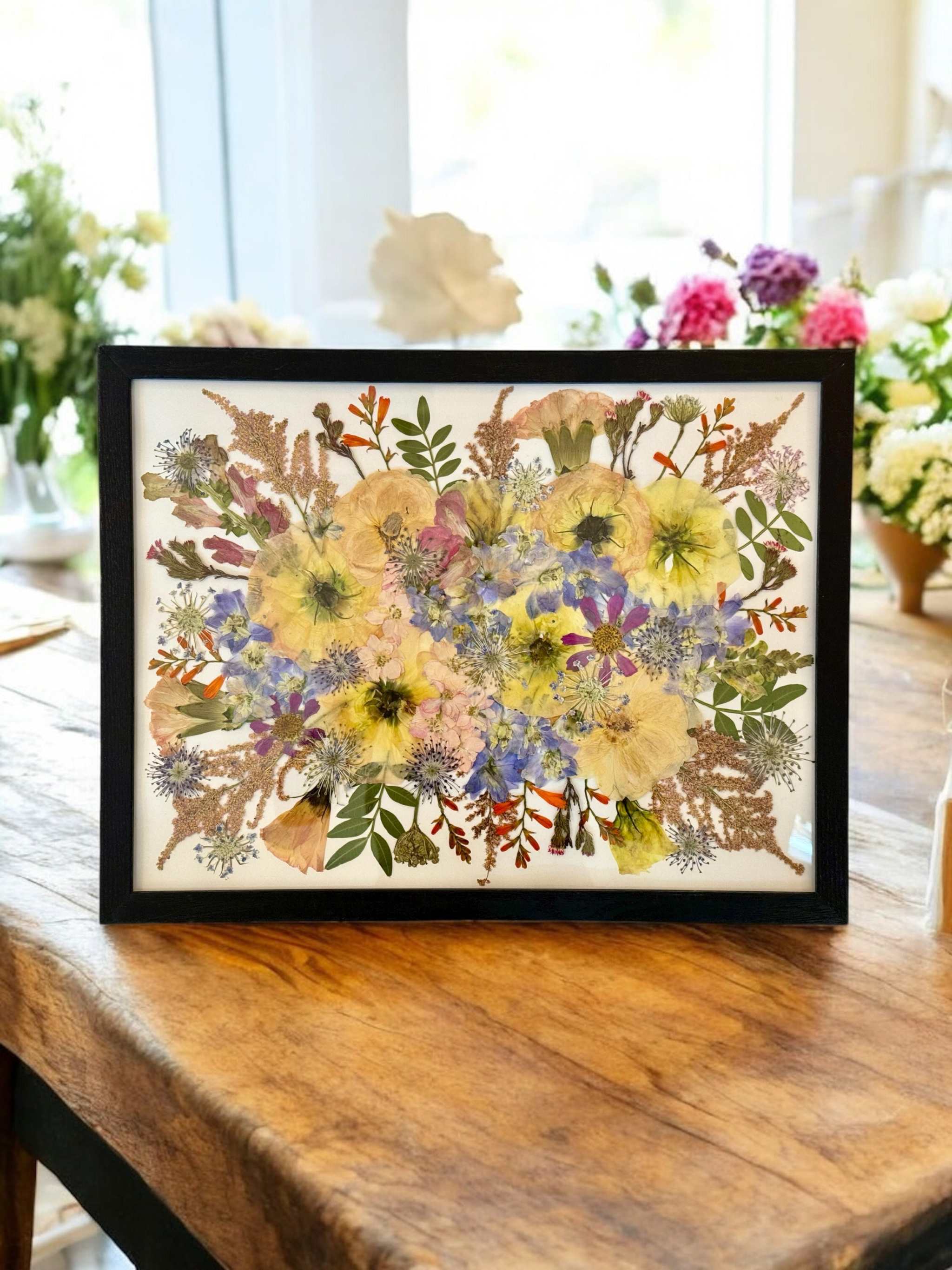 Brautstrauß konservieren in einem individuell gestalteten Bilderrahmen mit persönlichem Schriftzug