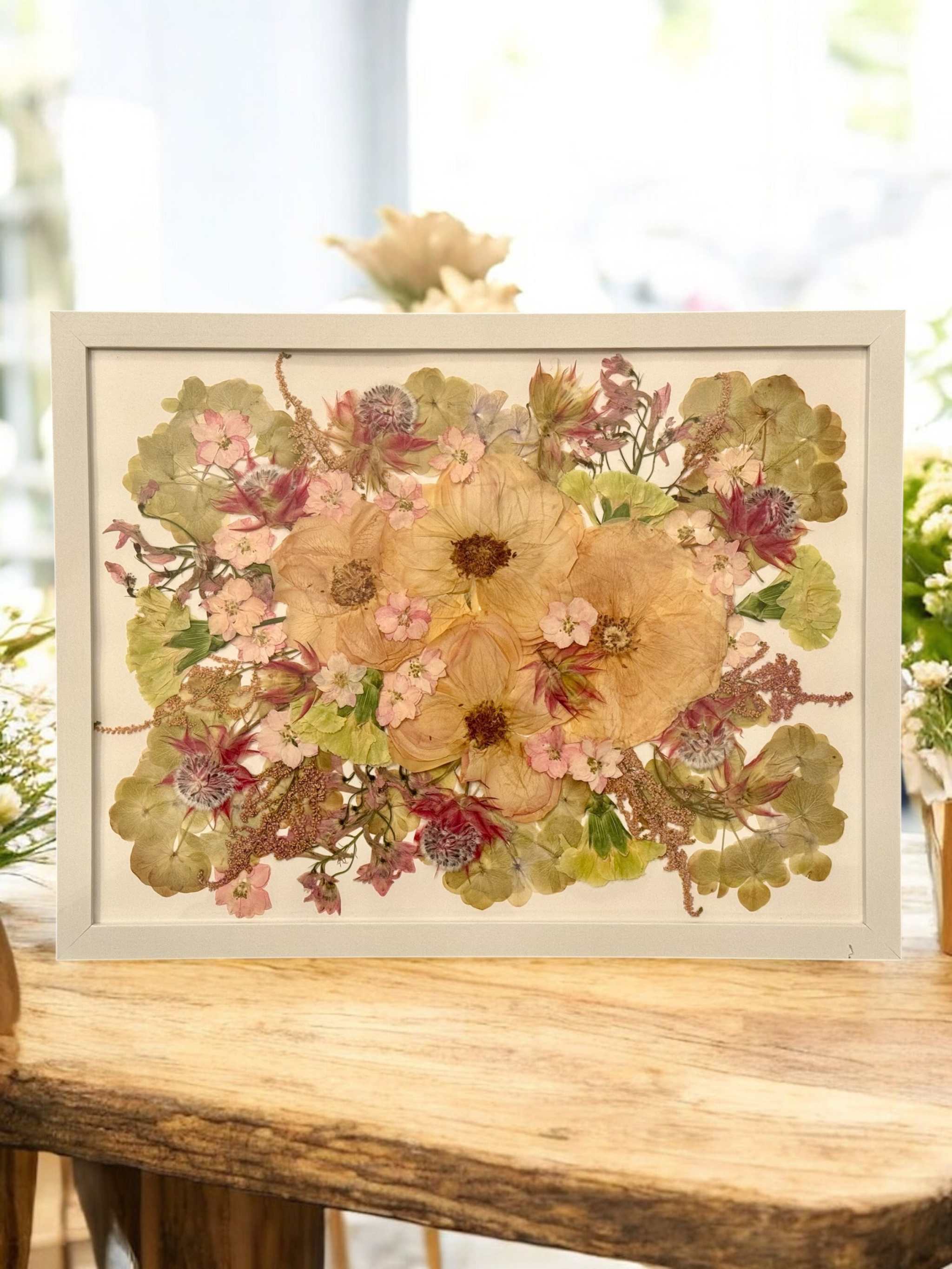 Beispiel für Brautstrauß Konservierung im Bilderrahmen mit warmen Naturtönen