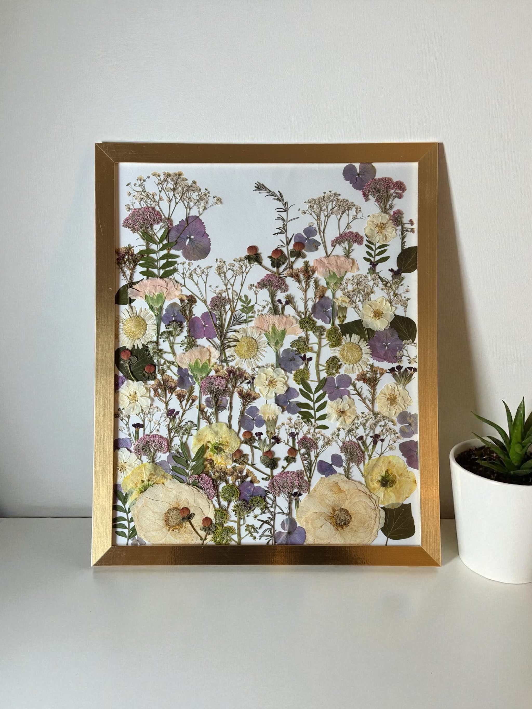 Konservierter Brautstrauß im Bilderrahmen mit harmonischer Farbabstimmung der Hochzeitsblumen