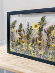 Persönliches Kunstwerk aus Epoxidharz – Brautstrauß konservieren im dreiteiligen Bilderrahmen, ideal als Geschenk für Eltern