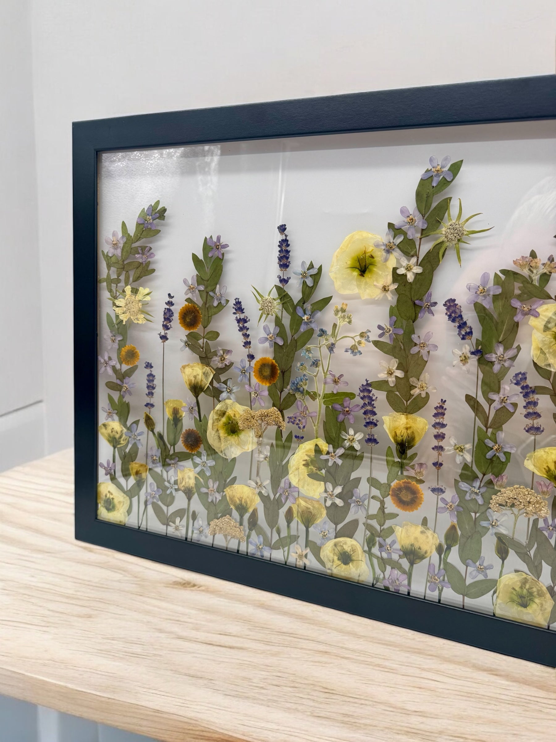 Persönliches Kunstwerk aus Epoxidharz – Brautstrauß konservieren im dreiteiligen Bilderrahmen, ideal als Geschenk für Eltern