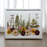 Blüten aus dem Brautstrauß konservieren und als Collage im Hochzeitsblumen Bilderrahmen arrangieren – ein einzigartiges, dekoratives Erinnerungsstück.