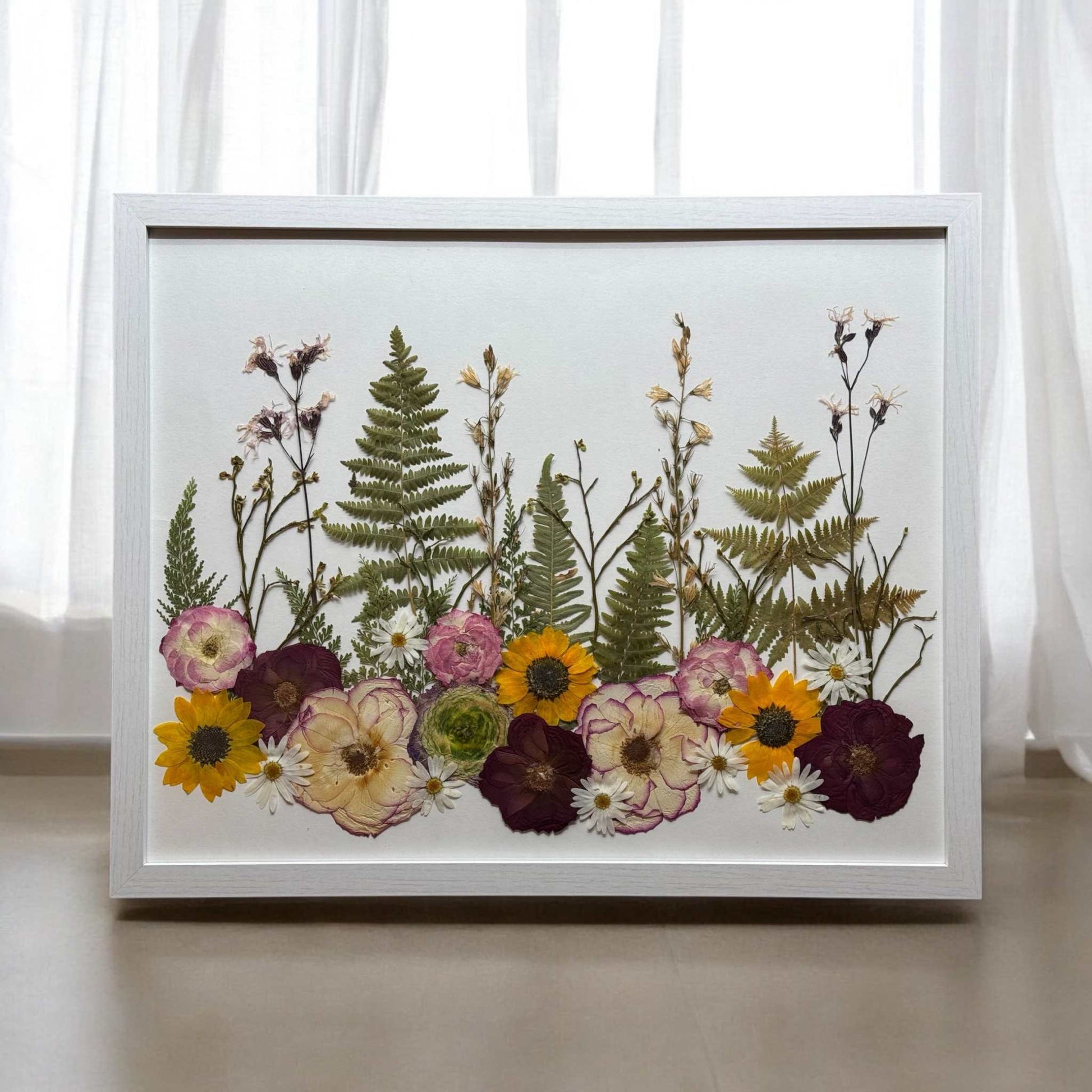 Blüten aus dem Brautstrauß konservieren und als Collage im Hochzeitsblumen Bilderrahmen arrangieren – ein einzigartiges, dekoratives Erinnerungsstück.