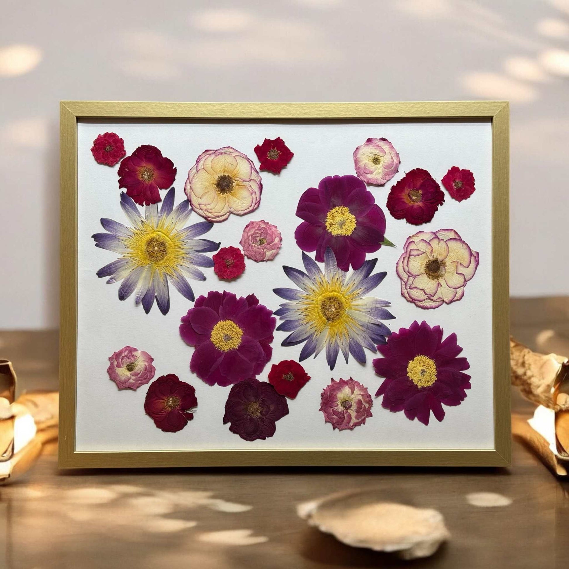 Brautstrauß konservieren und Hochzeitsblumen im Bilderrahmen mit goldenem Rahmen stilvoll verewigen – ein elegantes Erinnerungsstück voller Emotion.