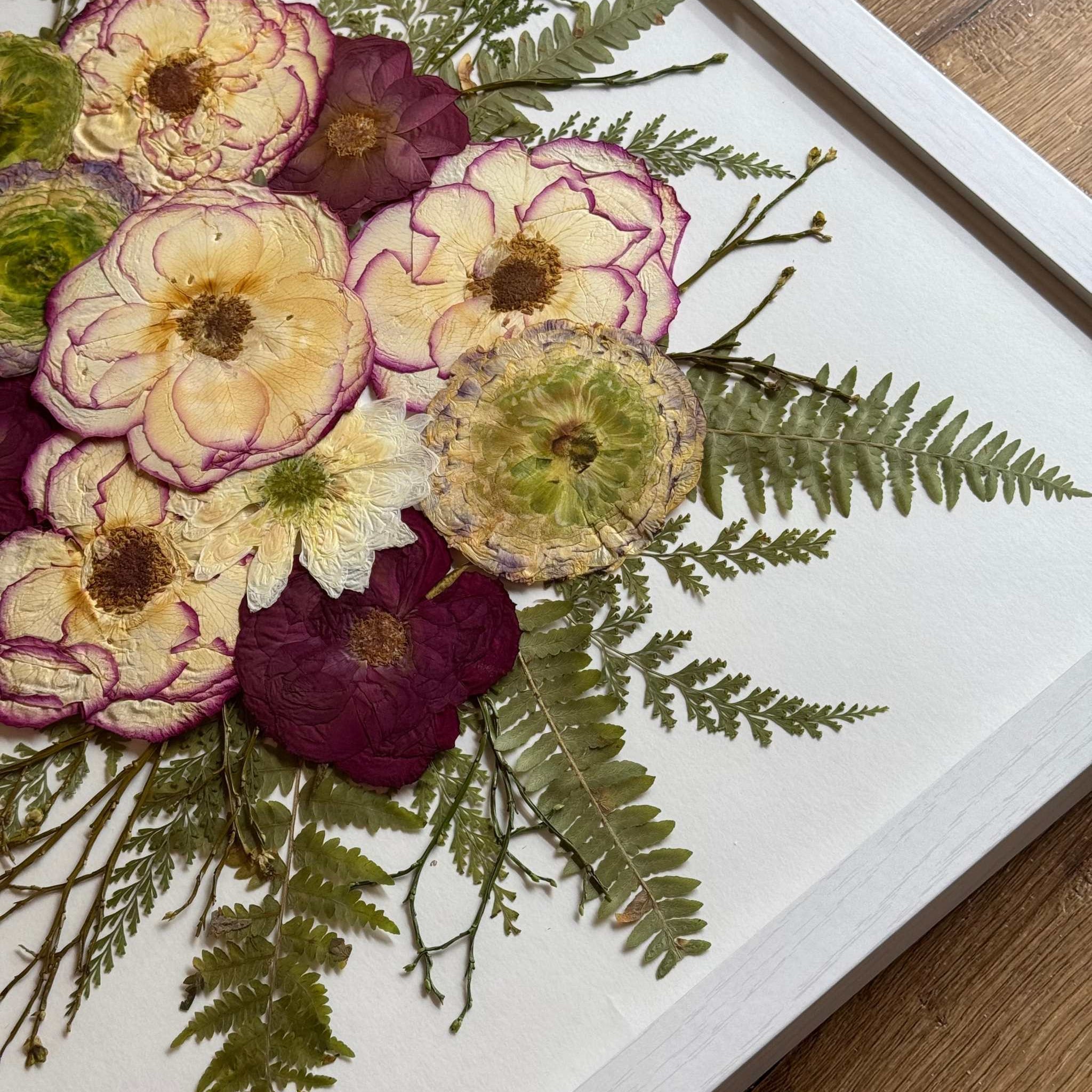 Brautstrauß konservieren im Hochzeitsblumen Bilderrahmen mit schwarzem Rahmen – modernes Design trifft auf persönliche Erinnerung an die Hochzeit.