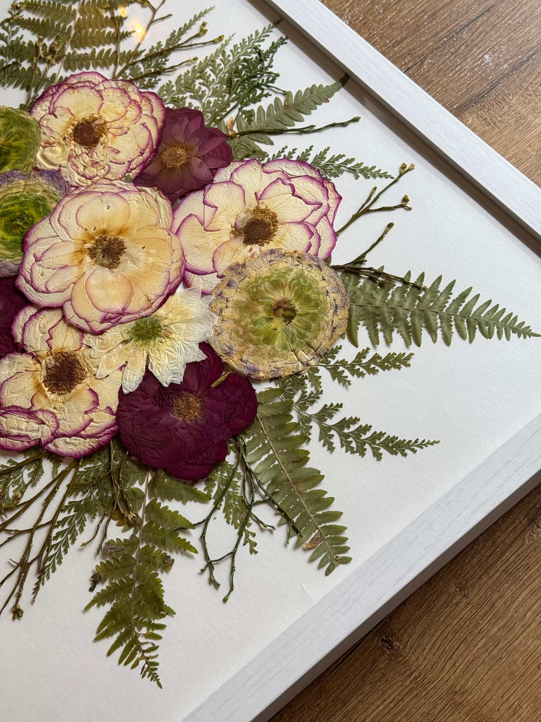 Brautstrauß konservieren im Hochzeitsblumen Bilderrahmen mit schwarzem Rahmen – modernes Design trifft auf persönliche Erinnerung an die Hochzeit.