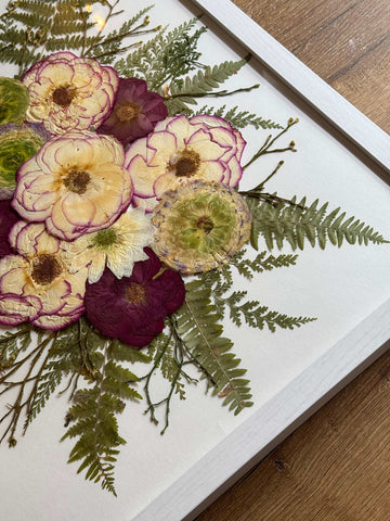 Brautstrauß konservieren im Hochzeitsblumen Bilderrahmen mit schwarzem Rahmen – modernes Design trifft auf persönliche Erinnerung an die Hochzeit.