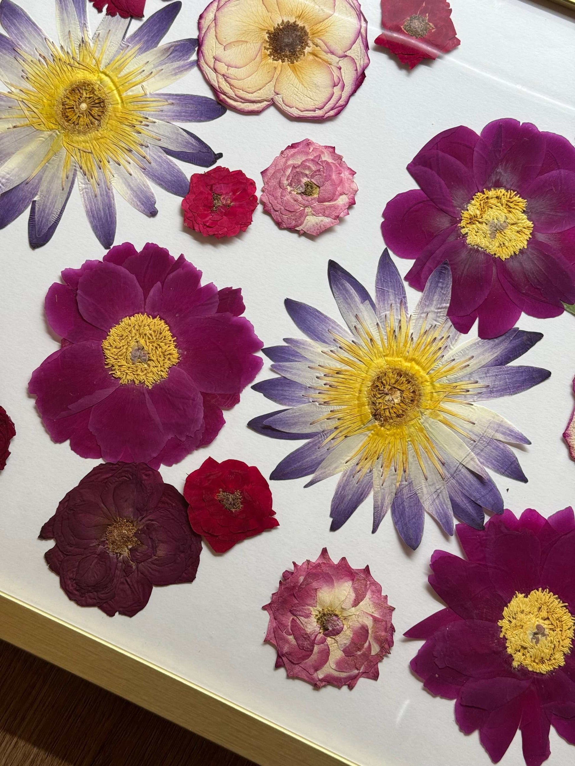 Hochzeitsblumen im Bilderrahmen arrangiert und Brautstrauß konservieren lassen – moderne, helle Gestaltung mit floraler Leichtigkeit und persönlichem Charme.