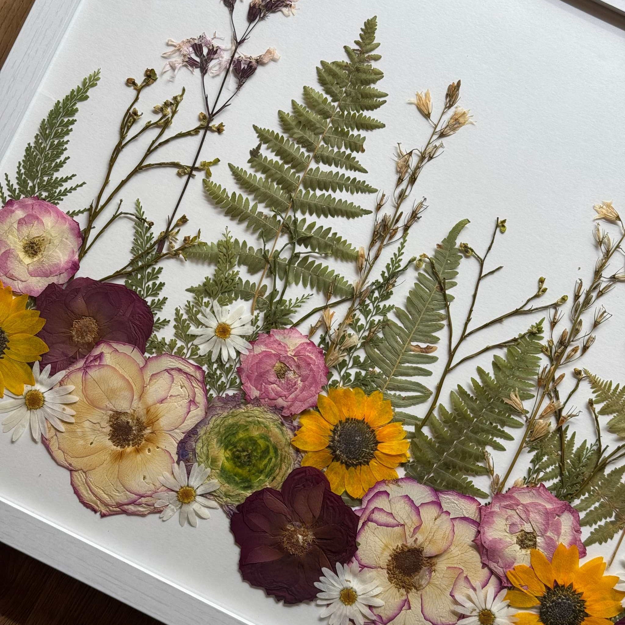 Brautstrauß konservieren und Hochzeitsblumen im Bilderrahmen mit Initialen personalisieren – individuelles Andenken mit persönlicher Note.