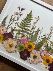 Brautstrauß konservieren und Hochzeitsblumen im Bilderrahmen mit Initialen personalisieren – individuelles Andenken mit persönlicher Note.