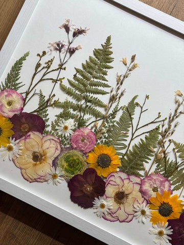 Brautstrauß konservieren und Hochzeitsblumen im Bilderrahmen mit Initialen personalisieren – individuelles Andenken mit persönlicher Note.