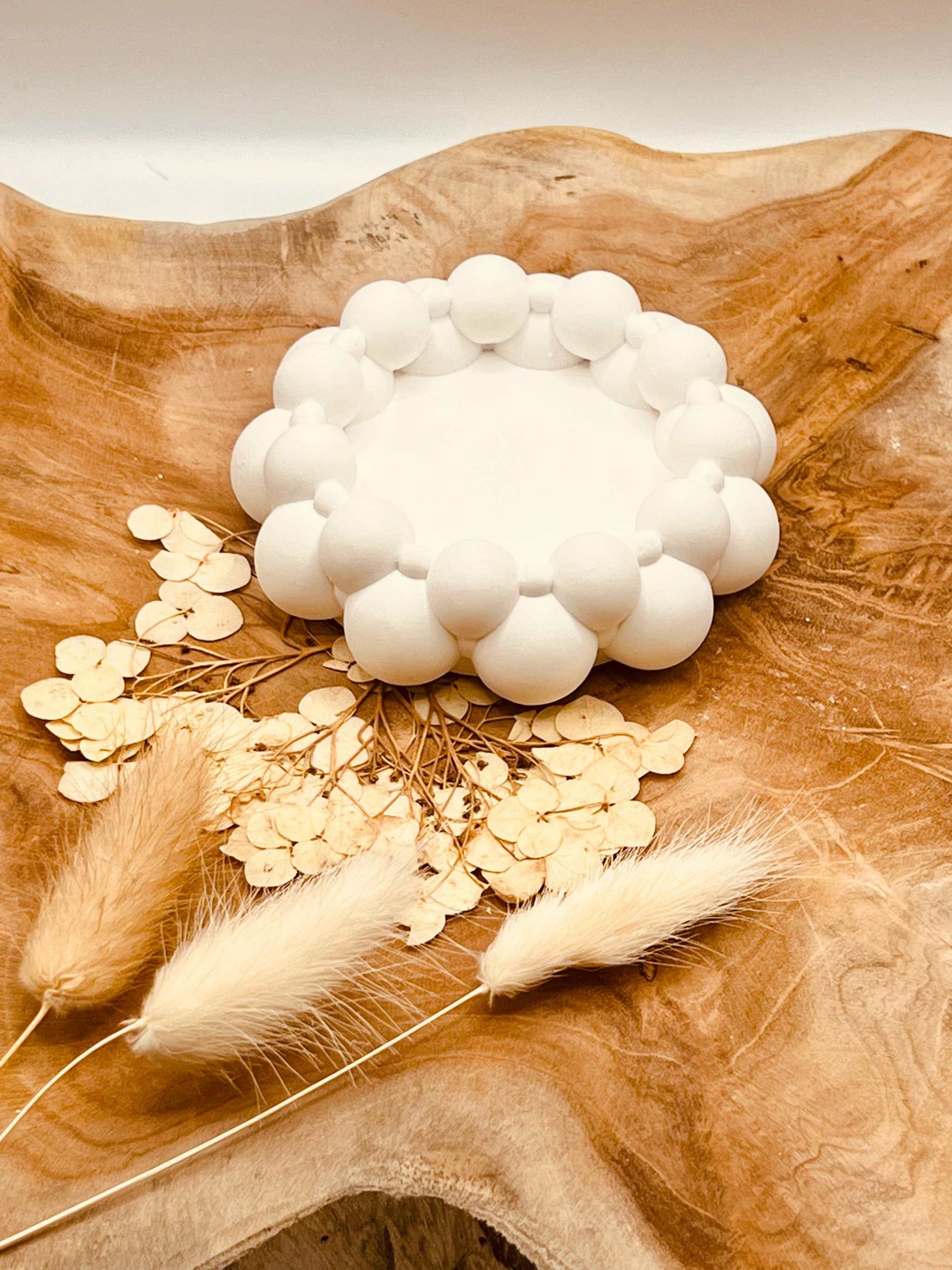 Gießkeramik Untersetzer "Many Bubbles" auf Holz, dekorativer Kerzenhalter.Handgemachte Giesskeramik Weisse Deko mit Bubble Muster.Bubble Design Untersetzer Giesskeramik Weisse Deko