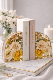Buchstützen aus Epoxidharz mit dreidimensional konservierten Hochzeitsblumen – Brautstrauß konservieren als stilvolles Wohnaccessoire