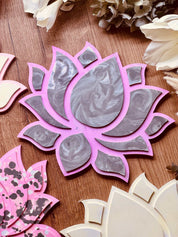 Lotus-förmiges Tablett aus Gießkeramik in Pink mit schwarzen Sprenkeln, ideal als Eyecatcher für den Esstisch oder Wohnbereich.Bunte Muster Giesskeramik Weisse Deko Lotus Tablett