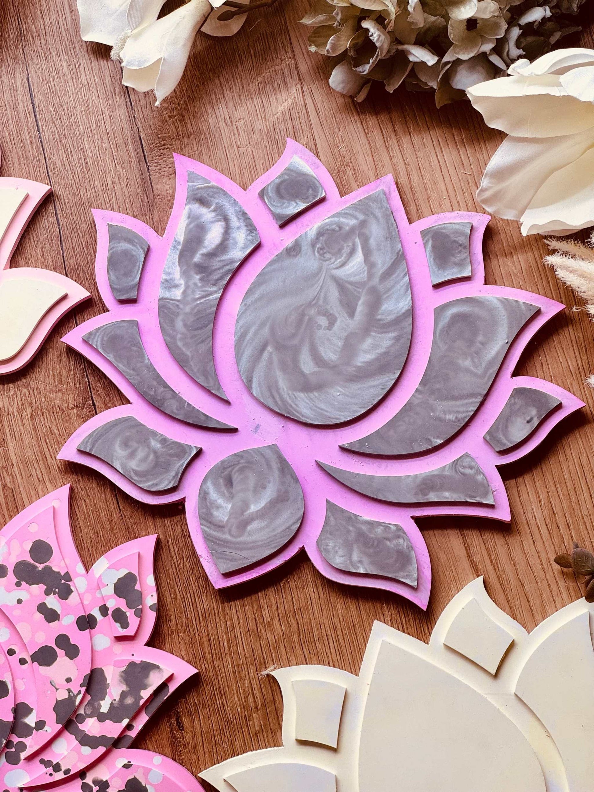 Lotus-förmiges Tablett aus Gießkeramik in Pink mit schwarzen Sprenkeln, ideal als Eyecatcher für den Esstisch oder Wohnbereich.Bunte Muster Giesskeramik Weisse Deko Lotus Tablett
