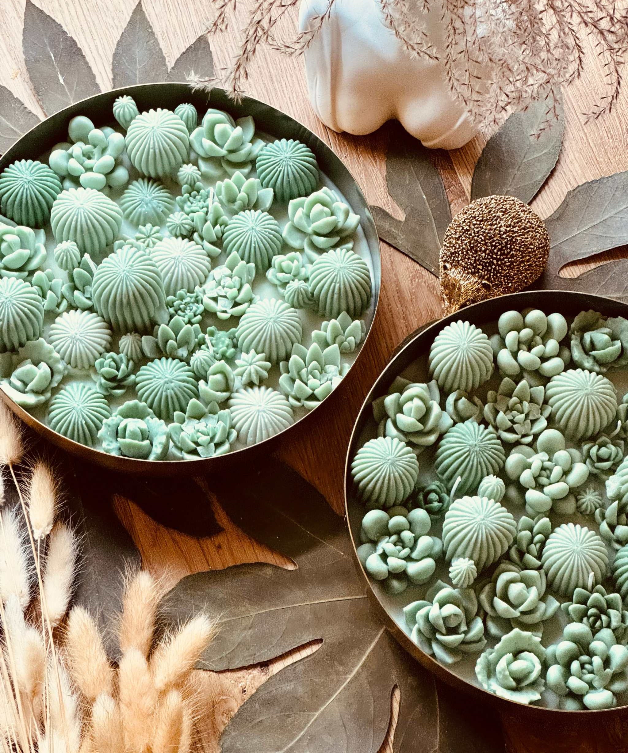 Handgegossene Duftkerze im Glas mit Kaktusmotiv und kleinen Wachskakteen als Deko – ideal als Geschenk oder besonderes Dekostück.