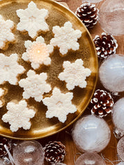 
Weihnachtliche Rapswachskerze in Sternform, handgegossen und dekorativ – ideal als Geschenk und stimmungsvoller Akzent für die Festtage.