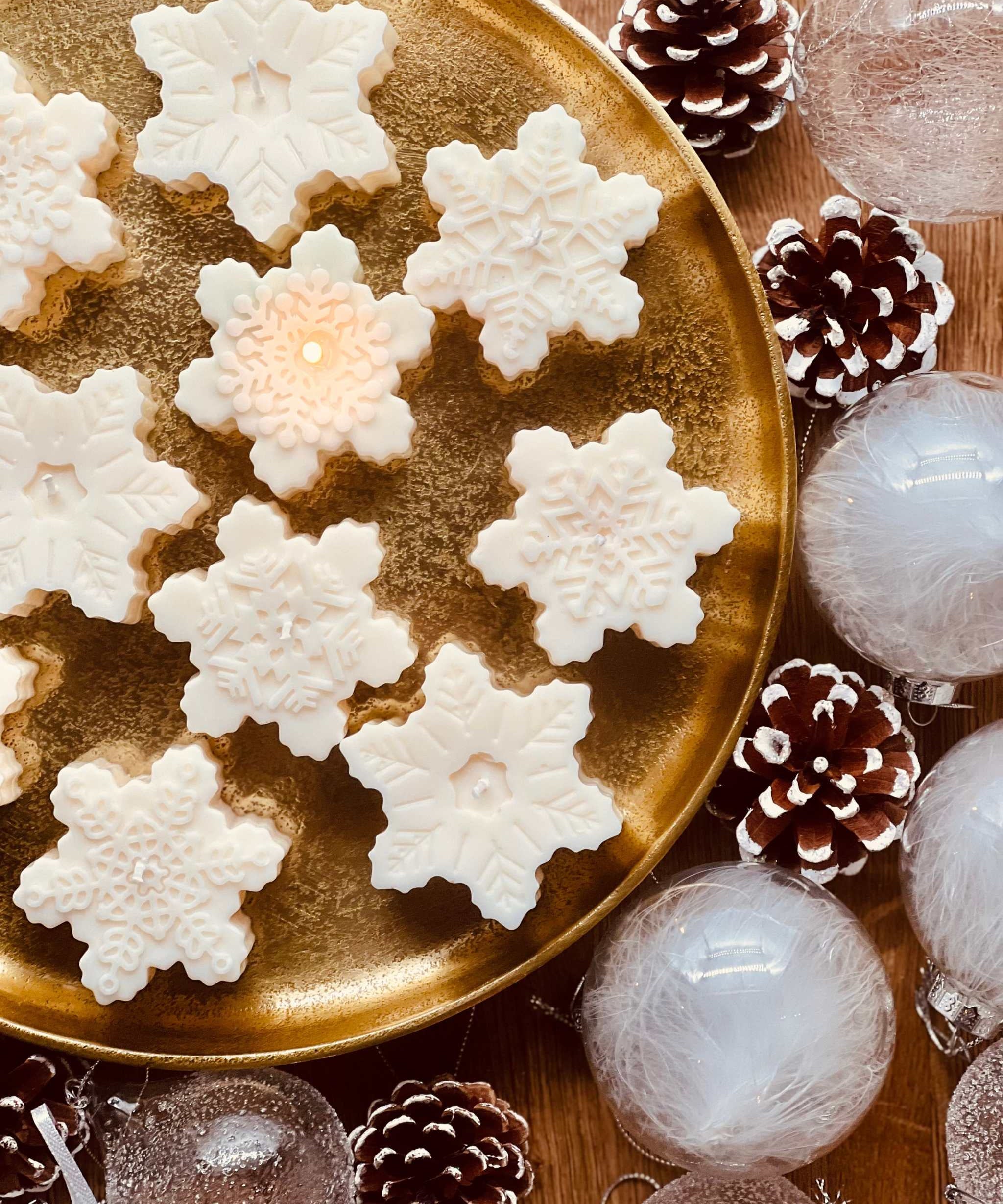 
Weihnachtliche Rapswachskerze in Sternform, handgegossen und dekorativ – ideal als Geschenk und stimmungsvoller Akzent für die Festtage.